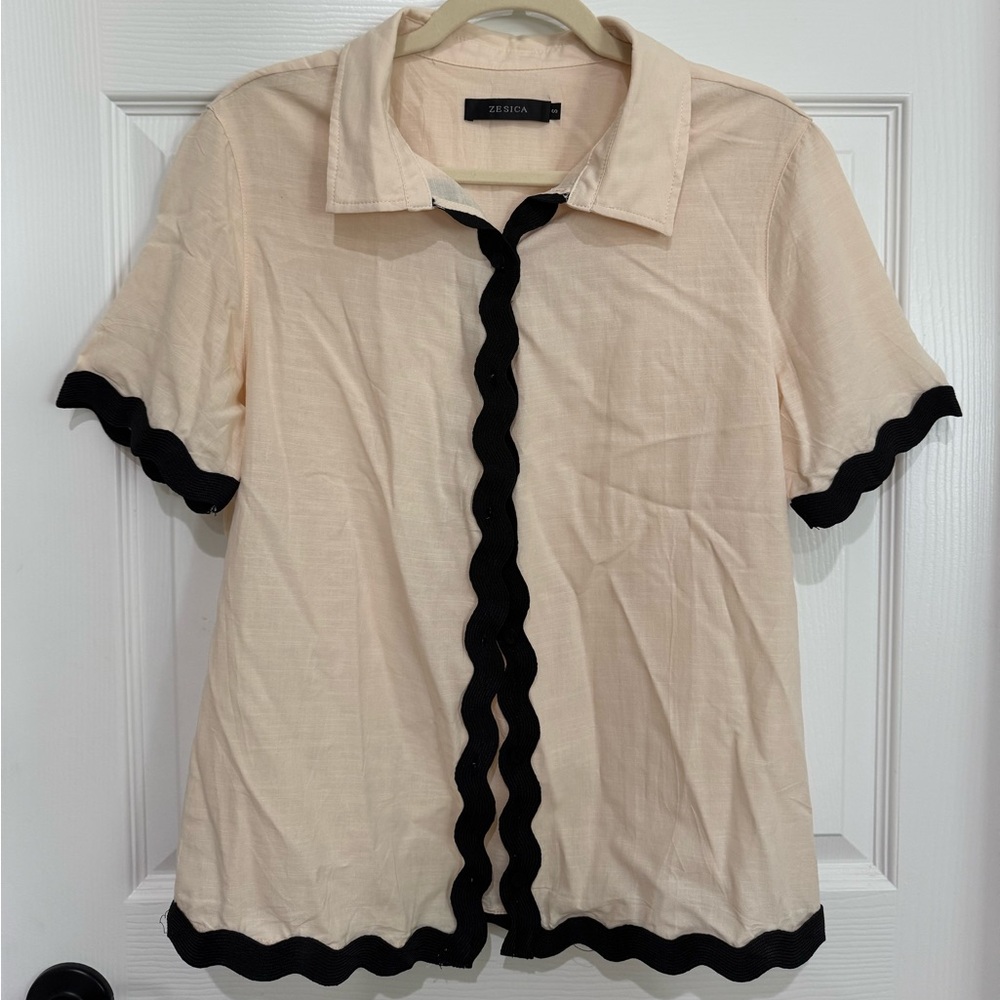 Zesica Matching Set Cream Blouse and Shorts with Black Trim